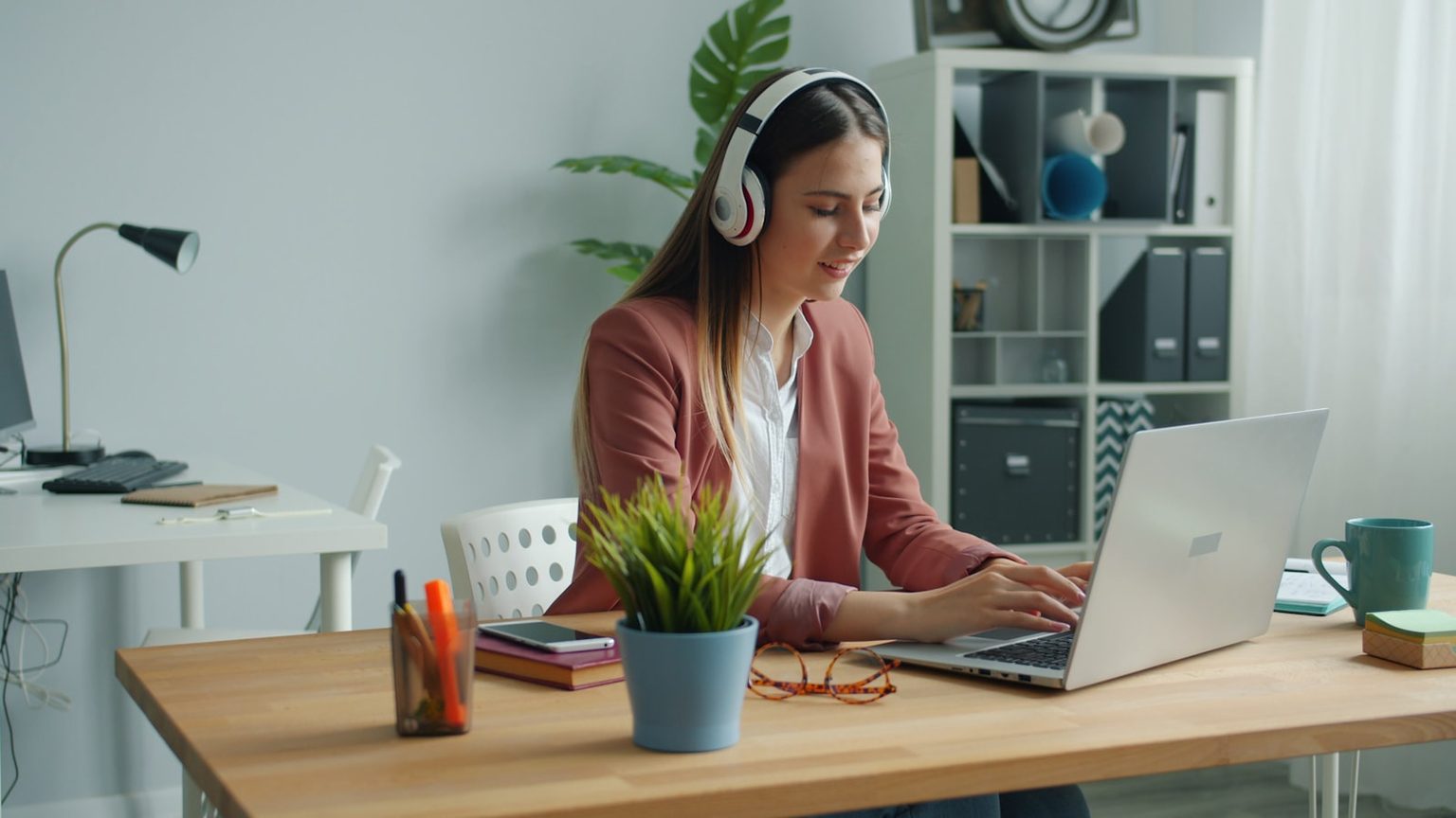 Arbeitsplatz im Home-Office mit Headset und Notebook