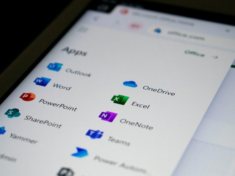 Приложения Microsoft 365 с Teams на экране